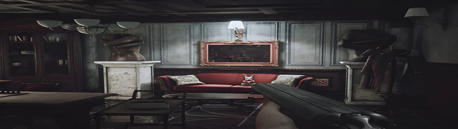 Cena de gameplay mostrando o protagonista explorando um corredor escuro do hotel com iluminação sombria.